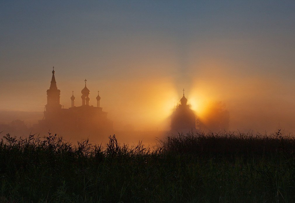 Храм в лучах солнца