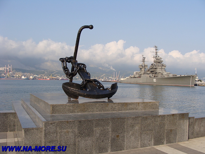 Новороссийск где можно. Море Новороссийск Novorossiysk достопримечательности. Памятники города Новороссийска. Памятники в морском порту Новороссийска. Красивый памятник в Новороссийске.