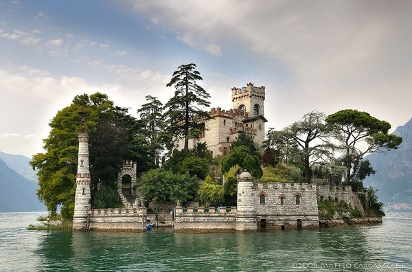 Остров Лорето, Италия.
Остров Лорето (Isola di Loreto) - это маленький и живописный остров, находящийся на озере Изео (Iseo) в Северной Италии, каждый год привлекает к себе множество туристов. Известно, что на острове еще в конце 5 века был построен монастырь, который просуществовал несколько веков и потом был заброшен в 16 веке, а ныне от него остались лишь руины.  Kапитан Королевского флота Винченцо Ричьери то в 1910 году построил здесь неоготический замок и пристань с двумя небольшими маяками, а вокруг него насадил хвойные деревья, которые вместе с замком и придают острову Лорето красивый и живописный вид.