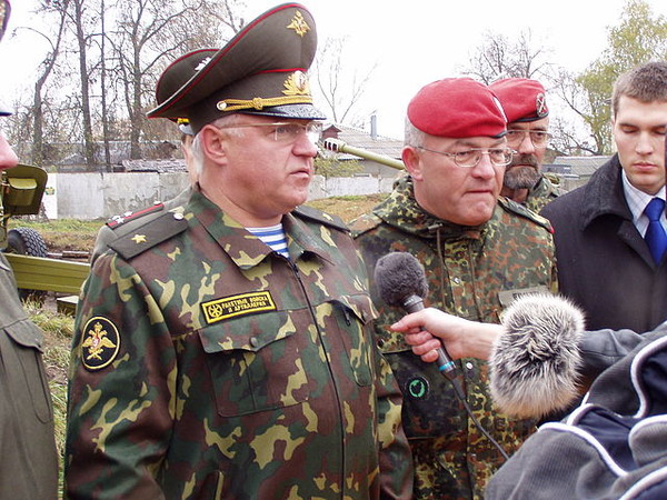 Начальник Коломенского ВАКУ генерал-майор Шумеев Виктор Иванович (1992-2005 гг.) с военной делегацией ФРГ. 19.11. 2004 г. 