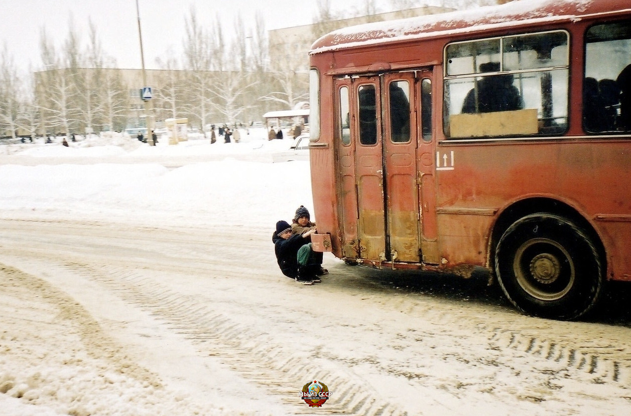 Оде автобус. ЛИАЗ 677 скотовоз. ЛИАЗ 677 410. ЛИАЗ 677 2000. Переполненный ЛИАЗ 677.