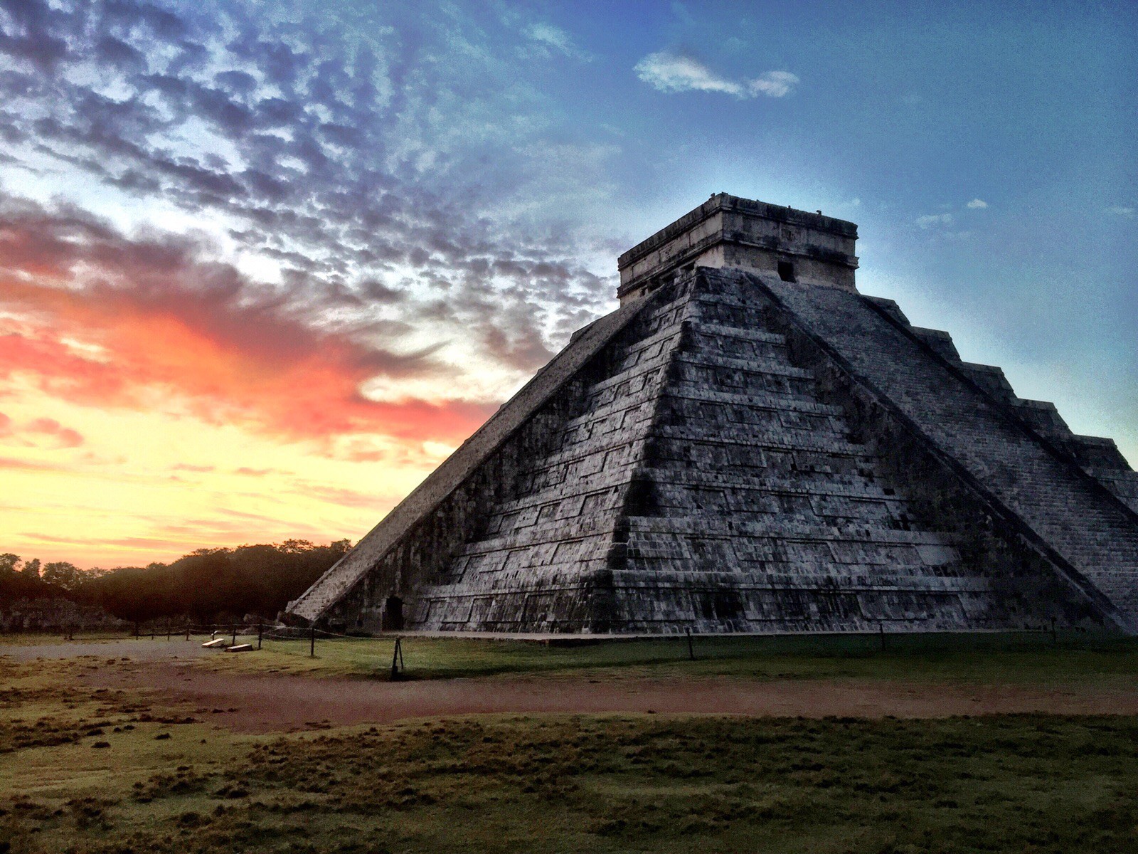 Чудеса св. Пирамида Майя Чичен-ица Майя. Семь чудес света Майя Чичен ица в Мексике. 7 Чудес света пирамида Чичен ица. Пирамиды Чичен-ица в Мексике.