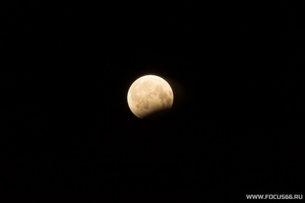 7 августа в небе над Россией можно было наблюдать частичное затмение Луны. Хоть и облака плыли и пытались прятать луну - удачный снимок всё же удалось сделать.