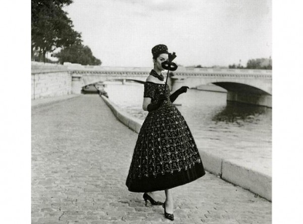 Платье-трапеция из первой коллекции Ив Сен Лорана для Дома Christian Dior