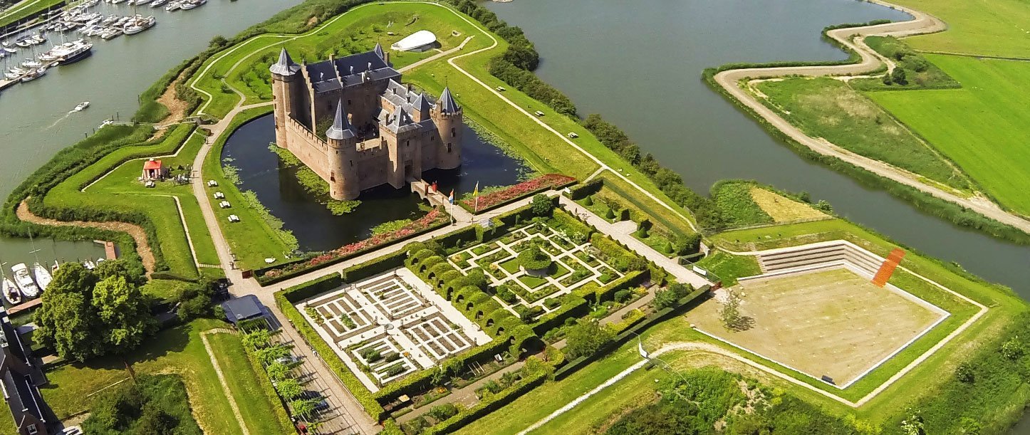 Замок господина. Замок Маудерслот Голландия. Замок Мяудерслот Нидерланды. Замок Мейдерслот Амстердам. Замок де Хаар Нидерланды.