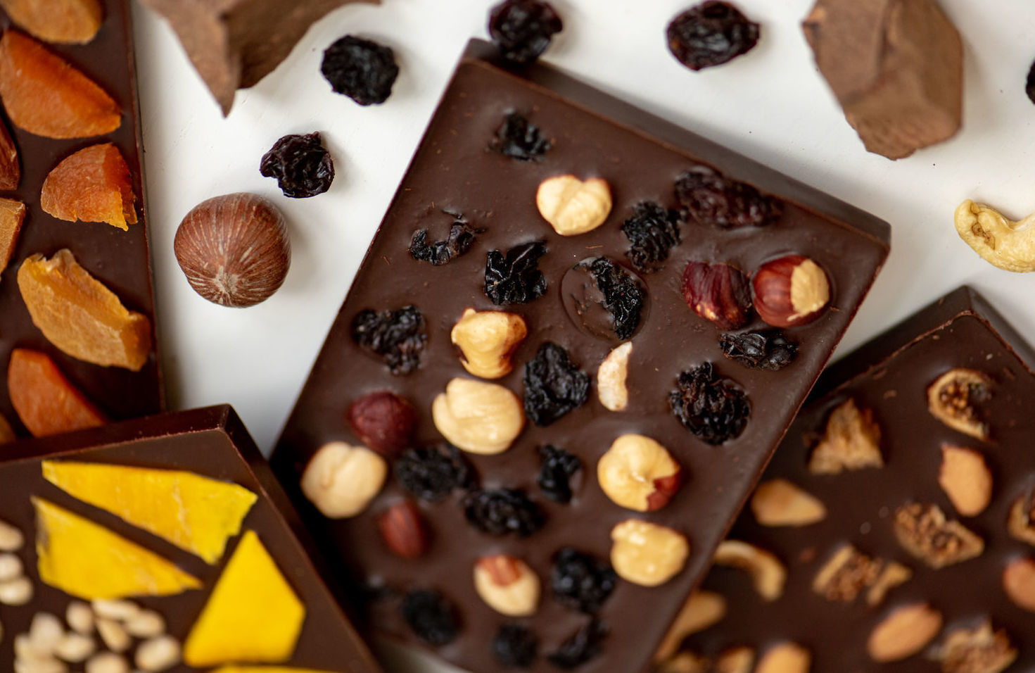 Шоколадка изюм орехи. Шоколад с орехами. Сухофрукты в шоколаде. День изюма в шоколаде. Шоколад изюминка.