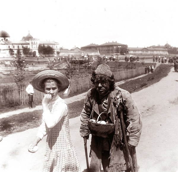 Девочка и нищий на костылях в Тамбове. 1910-е.