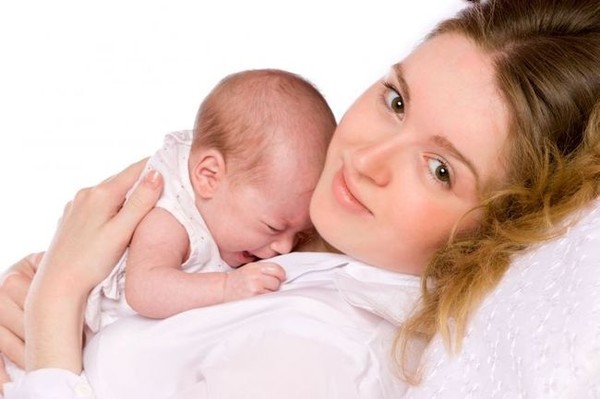 Как успокоить новорождённого когда он плачет