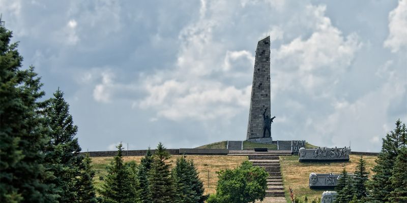 Крупное реликтовое животное рядом с саур могилы