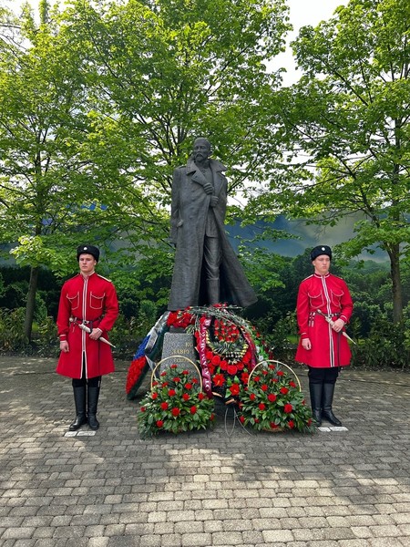 13.04.2024 на территории мемориала Корнилова города Краснодар, Кубанским казачьим войском состоялись Корниловские поминовения.

Среди гостей - заместитель губернатора Краснодарского края, атаман Кубанского казачьего войска Александр Власов. Он отметил, что современному поколению важно помнить трагичные уроки прошлого.

- Немало казаков, сражавшихся на подступах к Екатеринодару, тогда сложили свои головы на поле боя. То время стало кровавой страницей истории нашей страны. В наших с вами силах не допустить повторения печальных событий. Только объединившись мы можем отстаивать национальные интересы, строить будущее нашей великой России, воспитывать новое поколение в духе традиционных ценностей, и поэтому очень важно помнить уроки истории, - сказал Александр Власов.

Перед началом поминовений совершили панихиду. Память павших воинов почтили минутой молчания, а затем возложили цветы и венки к мемориалу легендарного военачальника.

Напомним, Корниловские поминовения проходят в Краснодаре ежегодно.