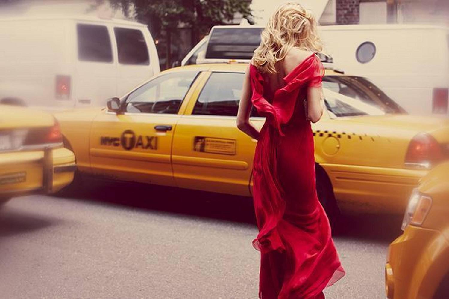 Блондинка в красном платье спиной