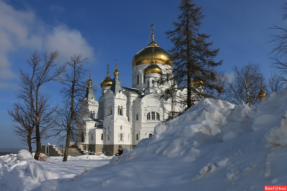 Церковь в зимних горах